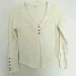 Eyeshadow Women’s Size Small Sweater Cream Long Sleeve V Neck Lace Detail